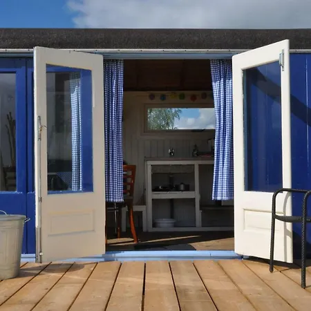 בית חווה Sitting At The Bay